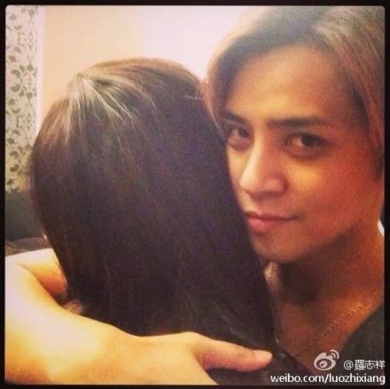 罗志祥搂长发“美女”