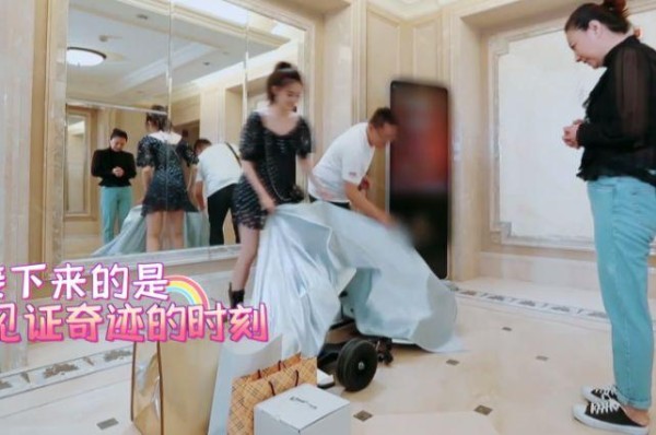 爽妈穿长裙够美了，看到璐妈妈的“日常装”，才知徐爸眼光真毒