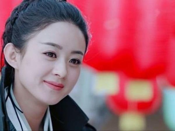 赵丽颖颜值有多高？与明星们的合照“曝露”真相，难怪不愿意同框