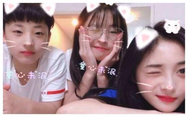 明星家庭成员照被疯传，网友鞠婧祎妈妈亮眼，他们全家像复制人