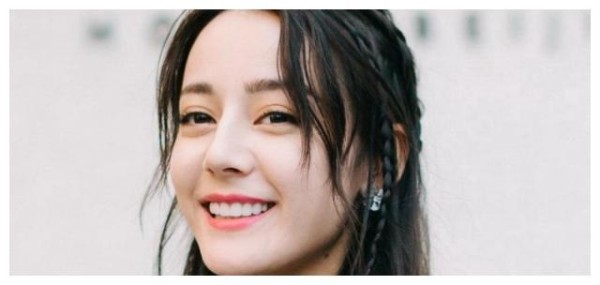 明星家庭成员照被疯传，网友鞠婧祎妈妈亮眼，他们全家像复制人