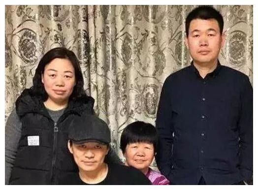 明星家庭成员照被疯传，网友鞠婧祎妈妈亮眼，他们全家像复制人