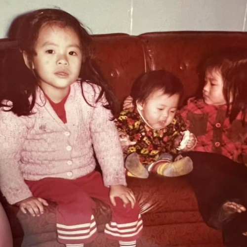 小S昨日（17日）再更新IG，上载一张徐家三姊妹童年的合照，难过表示“好想你”。