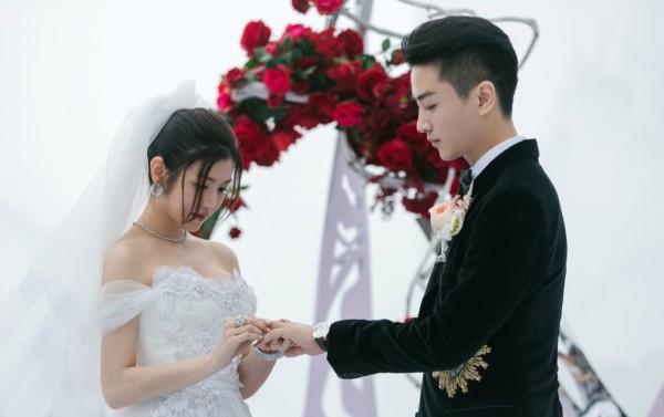 陈妍希与陈晓于2016年结婚。