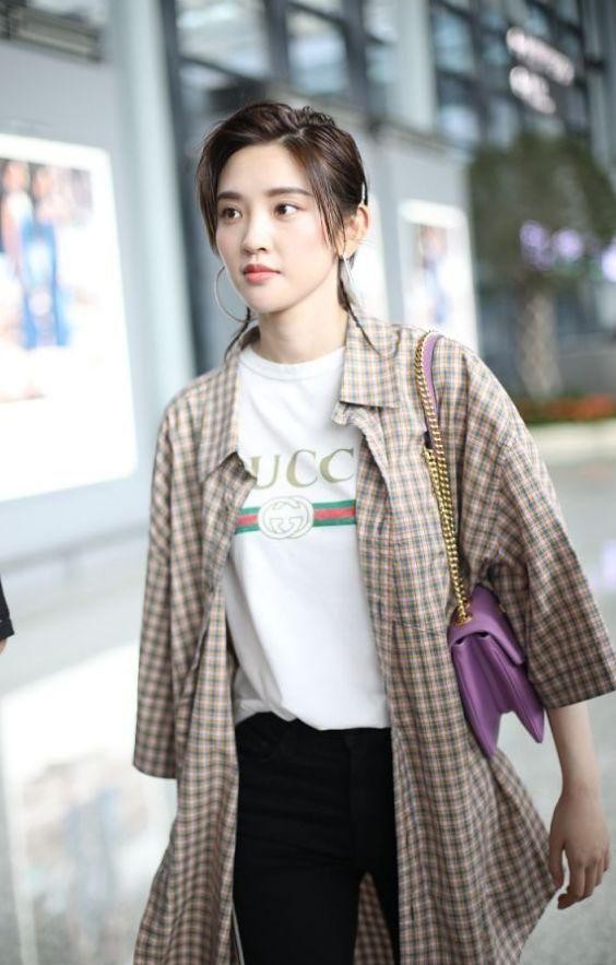 想跟唐艺昕一样拥有苗条好身材，不妨试试瑜伽，塑形瘦身又提气质