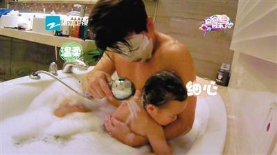 贾乃亮敷着面膜和女儿一起泡泡浴