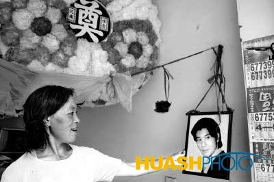 明星像竟成花圈店宣传画(图)