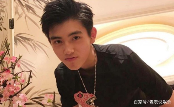 两位大导演的儿子混迹艺圈，一个成为当红小生，一个鲜为人知