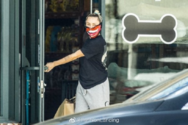 麦莉·赛勒斯和男友现身，麦莉的口罩也太麦莉了吧，爱了爱了