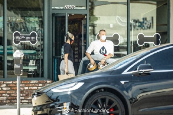 麦莉·赛勒斯和男友现身，麦莉的口罩也太麦莉了吧，爱了爱了