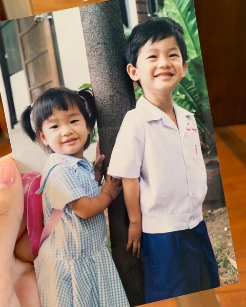 Tu Tontawan与哥哥的童年合影(图片来源:IG)