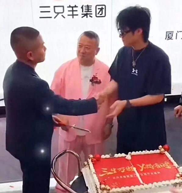 曾志伟与女网红亲密合影，眼神、动作遭网友吐槽，紧贴肩膀邪魅笑