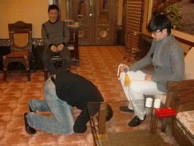 全民TV帝师孙英雄的来历与背景揭秘：背后的李哥身份解析