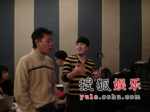 “U87”助阵性感男声 李思菘狠“抠”杨坤(图)