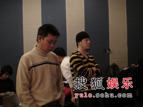 “U87”助阵性感男声 李思菘狠“抠”杨坤(图)