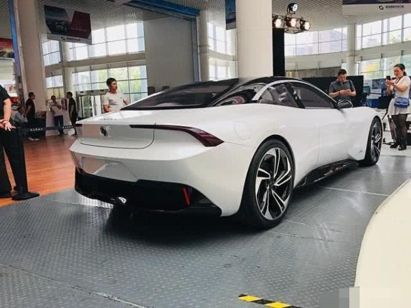 杨坤喜提明星座驾karma限量定制款座驾太阳能超跑