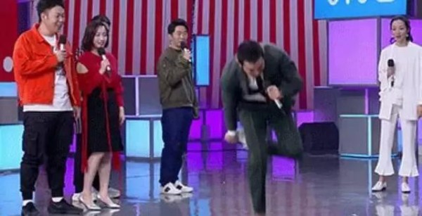 雪莉用舌头给樱桃打结，孟美岐秒戴美瞳，哪个明星的技能最奇葩？