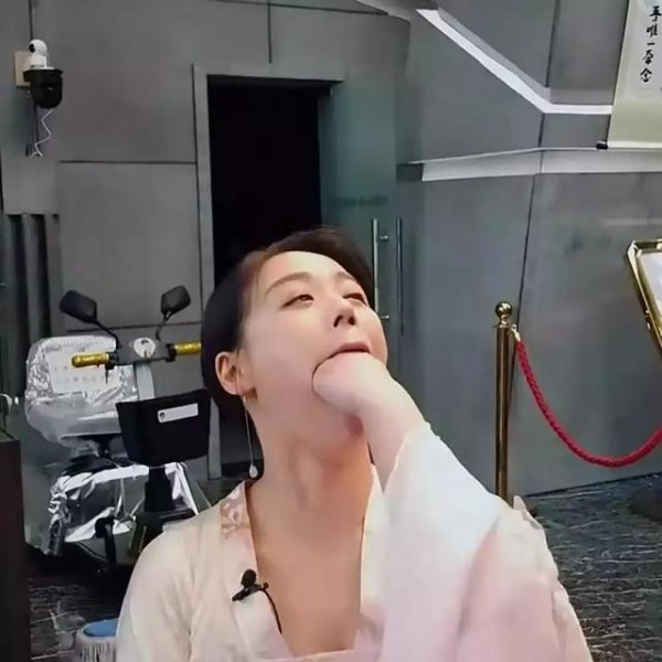 雪莉用舌头给樱桃打结，孟美岐秒戴美瞳，哪个明星的技能最奇葩？