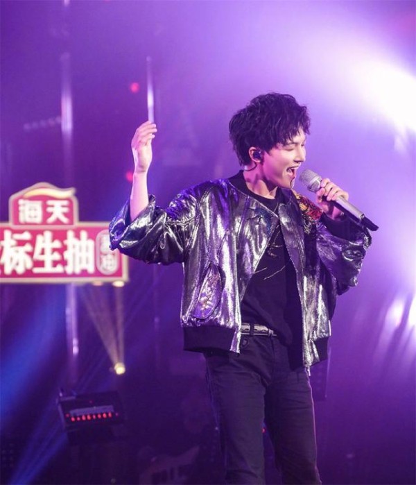 霍尊PK周深：音乐追求决定发展方向，两人真的有可比性吗？