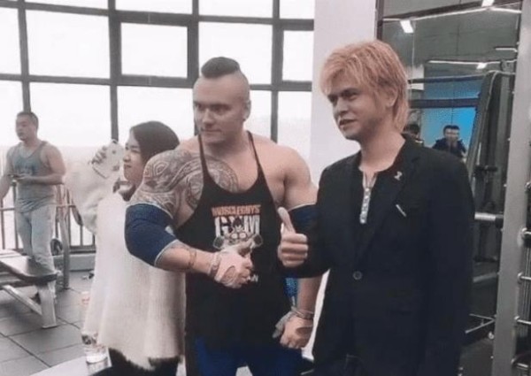 山寨版“罗志祥”穿西装，去健身房活动，这是要为运动代言吗？