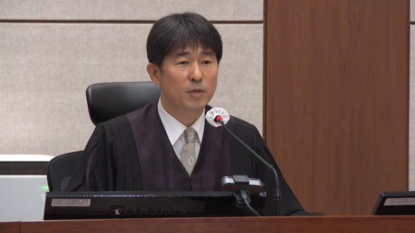韩负责尹锡悦刑案审判长否认“娱乐场所吃请”