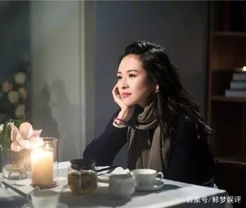 章子怡晒带女儿看演出照还自称是老母亲，醒醒与演员们互动超可爱