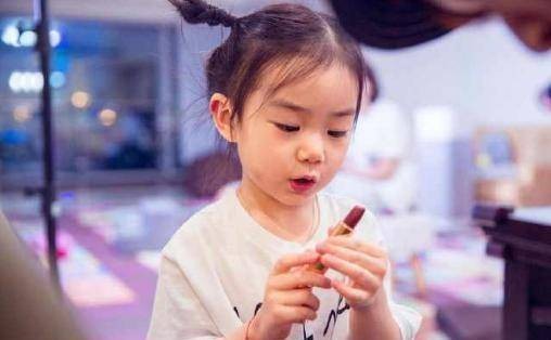 刘恺威人设崩塌？刘恺威和女儿互动引发热议，网友：保持适当距离
