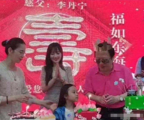 李小璐将在9月30日正式复出，母亲张伟欣将成为其新经纪人