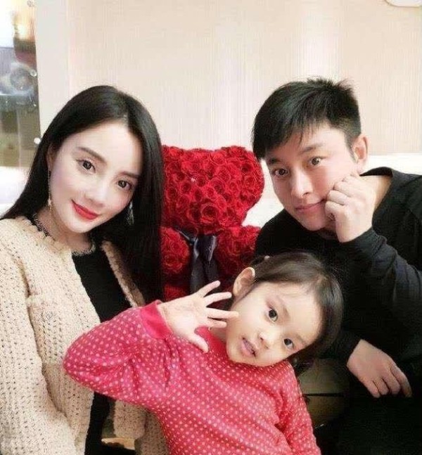 李小璐释放复婚信号？泪流满面称对不起，我爱你，贾乃亮隔空回应