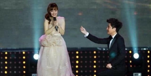 李小璐释放复婚信号？泪流满面称对不起，我爱你，贾乃亮隔空回应