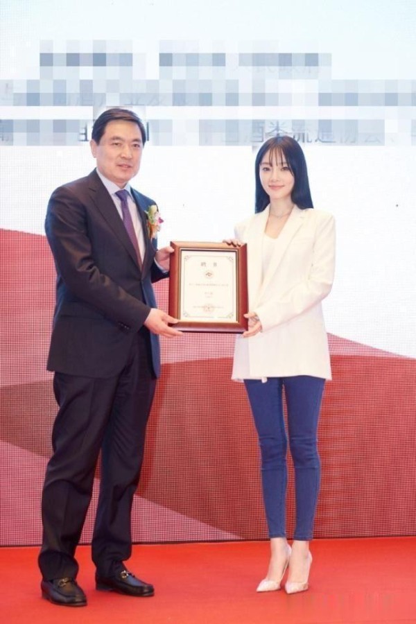 ​曝李小璐确实准备复出，已与贾乃亮实际控制的经纪公司解约！
