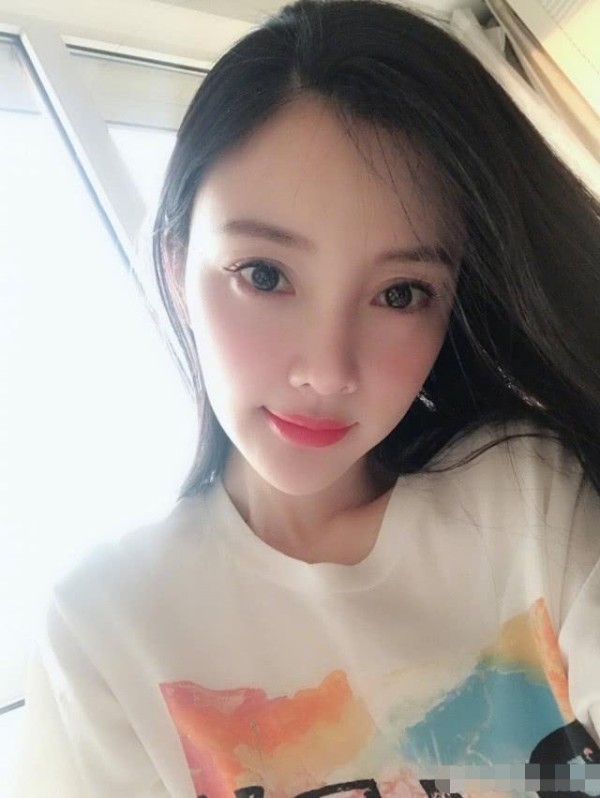 李小璐正式复出,从公益活动捐款开始,网友却质疑她是故意的
