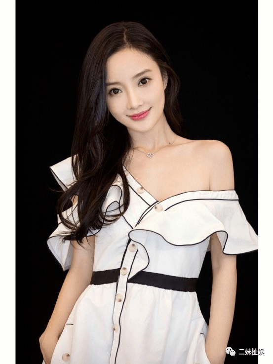 李小璐选择直播复出，带货风格与董洁如出一辙，如今她真的能走出舆论的漩涡吗？
