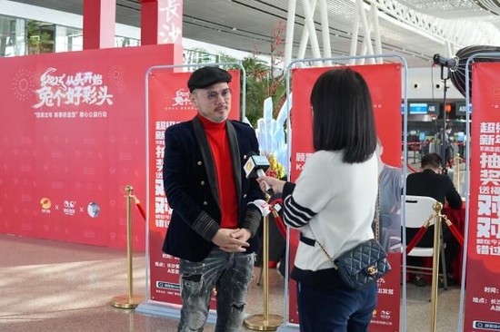 顾霖锋老师接受记者采访