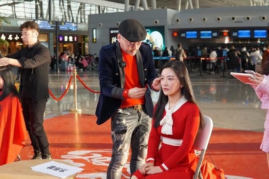 顾霖锋老师为现场报名的乘客细心设计发型