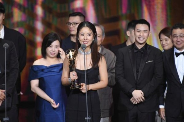 林心如横扫金钟奖，凭《有生之年》拿下6个大奖，红毯造型超迷人