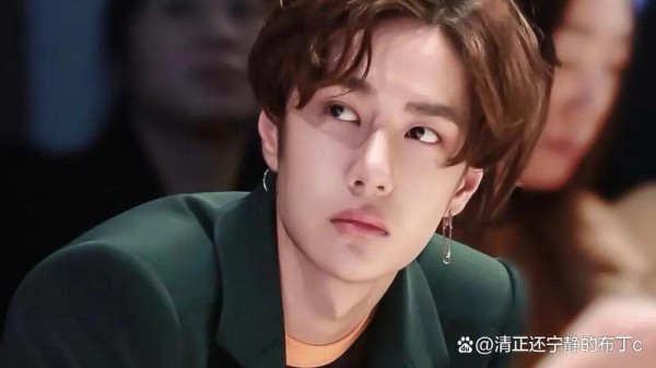 王一博巴黎时装周秀时尚，国际舞台大放异彩