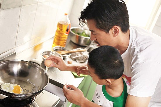 胡歌为自闭儿童下厨房