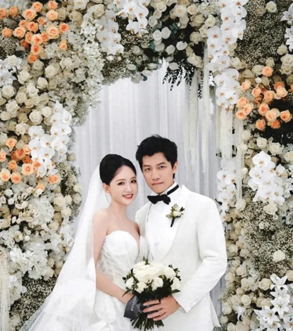 陈乔恩和Alan在兰卡威举行婚礼，伴郎伴娘太熟了，谢娜送了大红包