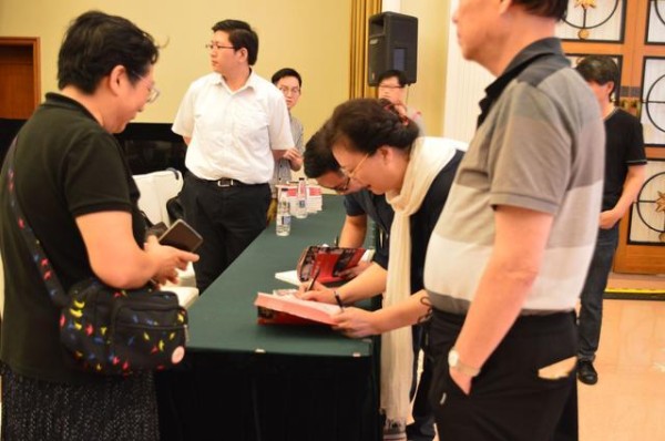 演员赵静出席电影往事《明星史记》新书发布会