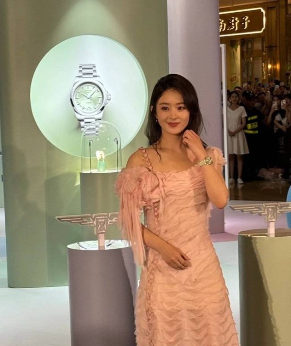 看了36岁赵丽颖和35岁杨颖的近照，才明白事业对女明星有多重要
