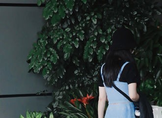 [新闻]210823 养生达人赵丽颖新鲜路透公开 少女系穿搭与随身背保温杯最配了