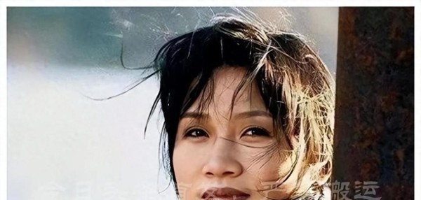 明星李娜落发已26年，80岁母亲含泪随同，现在过得怎样？