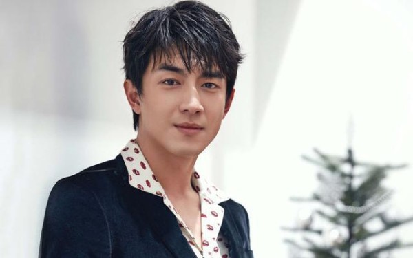 杨幂春夏、秋冬私服各具特色，机场街拍魅力十足，你更喜欢哪一个