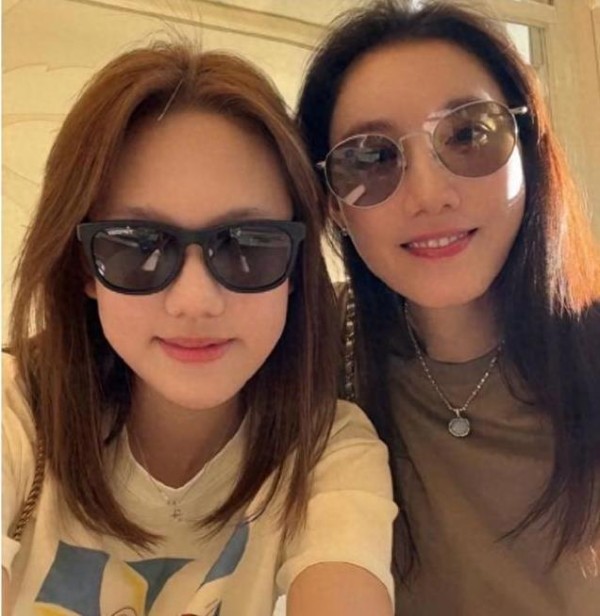 42岁高露：隐婚儿女双全，带娃事业两不误，生活如戏！