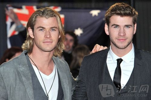Chris Hemsworth & Liam Hemsworth 克里斯·海姆斯沃斯与利亚姆·海姆斯沃斯兄弟 In 2012, Liam Hemsworth starred as Gale Hawthorne in The Hunger Games film series, based on an adaptation of Suzanne Collins' best-selling novel series.While his brother Chris Hemsworth is best known for his role as Thor. 2012年起，利亚姆·海姆斯沃斯加盟了根据苏珊娜·柯林斯畅销小说系列《饥饿游戏》而改编的电影系列，在电影中饰演盖尔·霍桑。而他的哥哥克里斯·海姆斯沃斯则是大名鼎鼎的“雷神”。