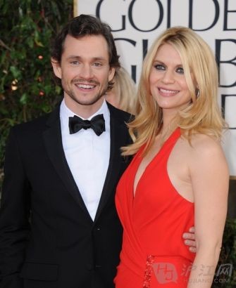 Hugh Dancy & Claire Danes 休·丹西和克莱尔·丹妮丝夫妇 Claire Danes has appeared as Juliet in Baz Luhrmann's Romeo + Juliet and she currently stars as Carrie Mathison in the Showtime series Homeland. Her husband, Hugh Dancy, is an English actor, who starred in BBC's costume drama Daniel Deronda. 克莱尔·丹妮丝曾在96年巴兹·鲁尔曼执导的《后现代版罗密欧与朱丽叶》中饰演朱丽叶，并因此家喻户晓，目前她正在Showtime的剧集《国土安全》中出演女主角。而她的丈夫——英国演员休·丹西，则曾经出演过BBC的经典古装剧《丹尼尔的半身缘》。
