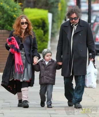 Tim Burton & Helena Bonham Carter 蒂姆·波顿与海伦娜·邦汉·卡特夫妇 Bonham Carter is known for her unconventional sense of fashion while Tim Burton is known for his dark, gothic, macabre and quirky horror and fantasy films. Burton's close friend Johnny Depp is a godfather of their children. 海伦娜·邦汉·卡特通常以她标新立异的非传统时尚而著称。她的丈夫是著名的鬼才导演蒂姆·伯顿，常以黑色幽默、独特的视角而著称。蒂姆·伯顿的“御用合作人”及密友约翰尼·德普则是夫妇俩孩子的教父。