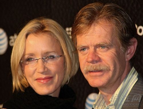 William H. Macy & Felicity Huffman 威廉·H·梅西与菲丽西提·霍夫曼夫妇 Felicity Huffman is known as hectic supermom Lynette Scavo on ABC comedy-drama Desperate Housewives, which has earned her an Emmy Award and three Screen Actors Guild Award. Her husband William H. Macy has played the main protagonist in the Showtime television series Shameless. They have been married since 1997. 菲丽西提·霍夫曼因出演ABC剧《绝望主妇》中女强人Lynette而为大家所熟知，她也因此获得了一座艾美奖和三座演员工会奖。她的丈夫威廉·H·梅西则在Showtime电视剧《无耻狂徒》中饰演单身父亲Frank。他们俩自1997年就结为了夫妻。