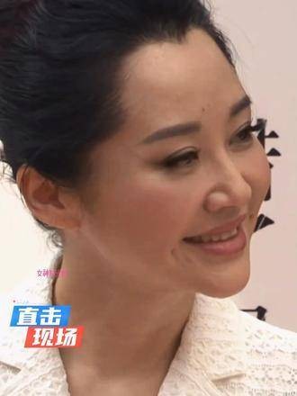 许晴与余男罕见同框，同样年纪的她们，一个依旧美艳动人，一个却显得老态